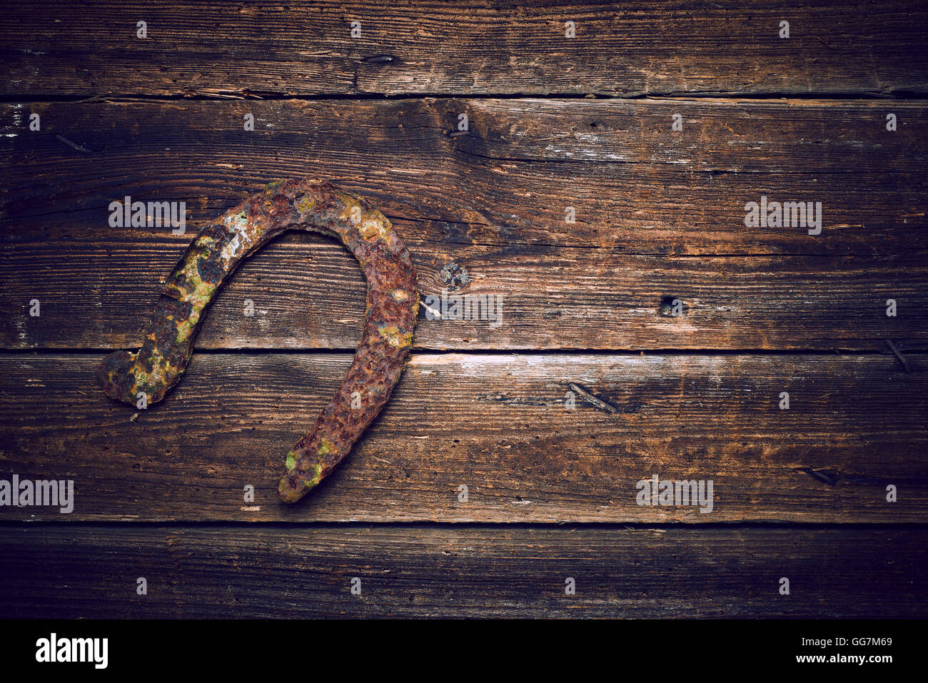 Old rusty horseshoe sur planches de bois vintage Banque D'Images