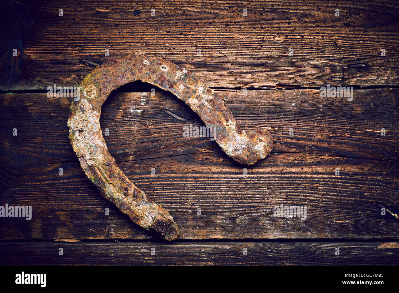 Old rusty horseshoe sur planches de bois vintage Banque D'Images