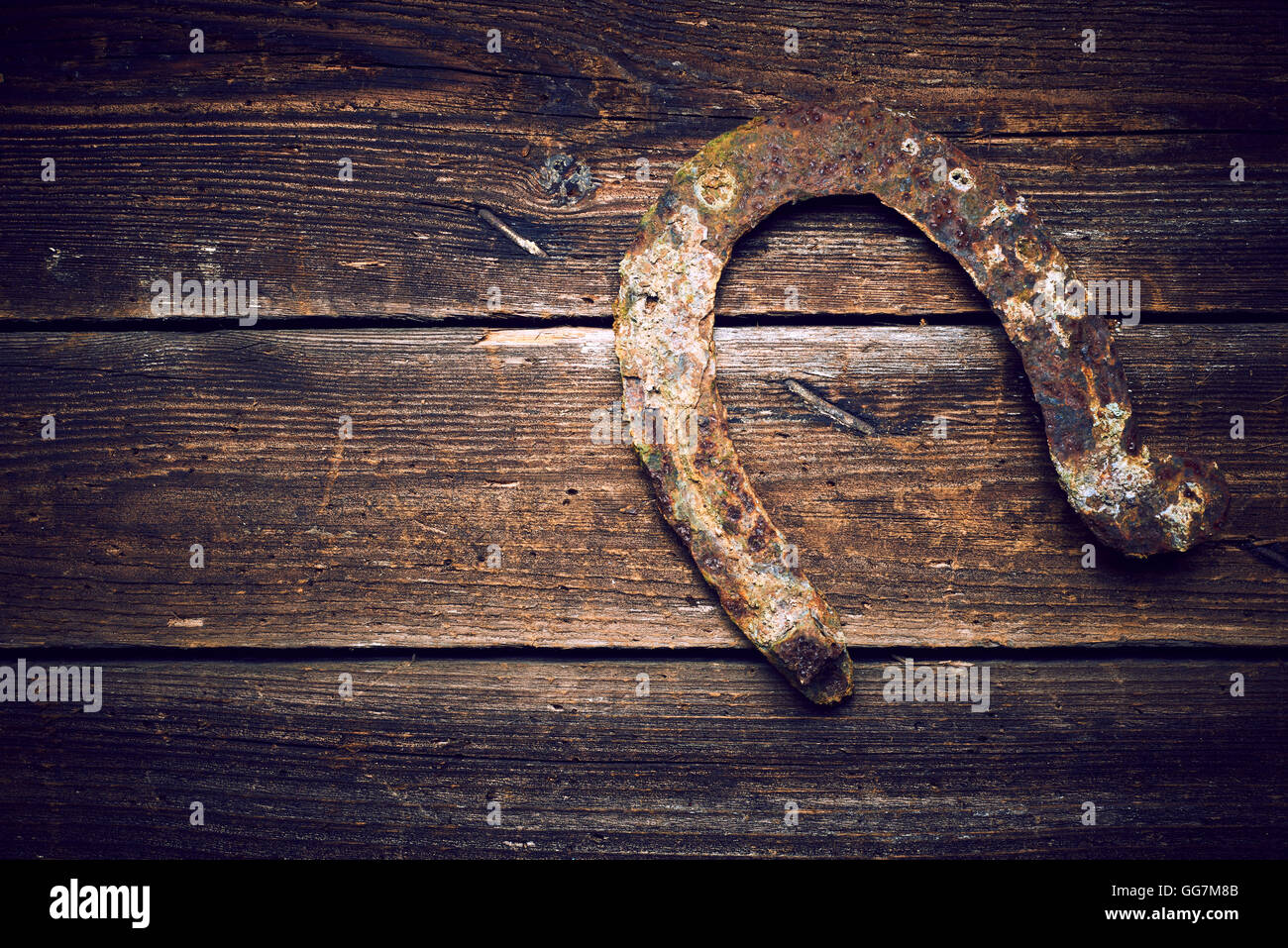 Old rusty horseshoe sur planches de bois vintage Banque D'Images