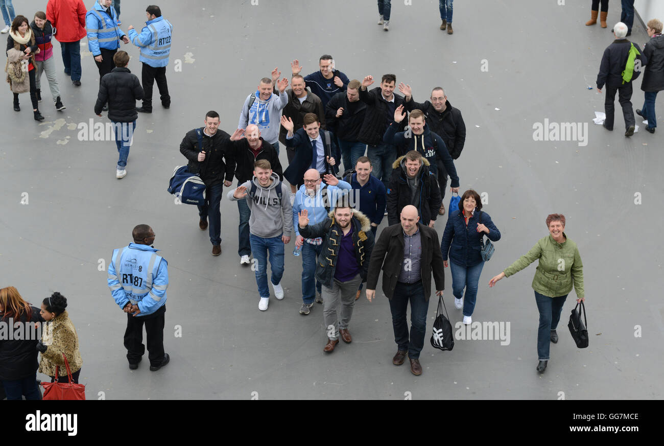 Les fans de football supporters descendant façon Wembley pour la finale 2015 Johnstone Peinture Banque D'Images