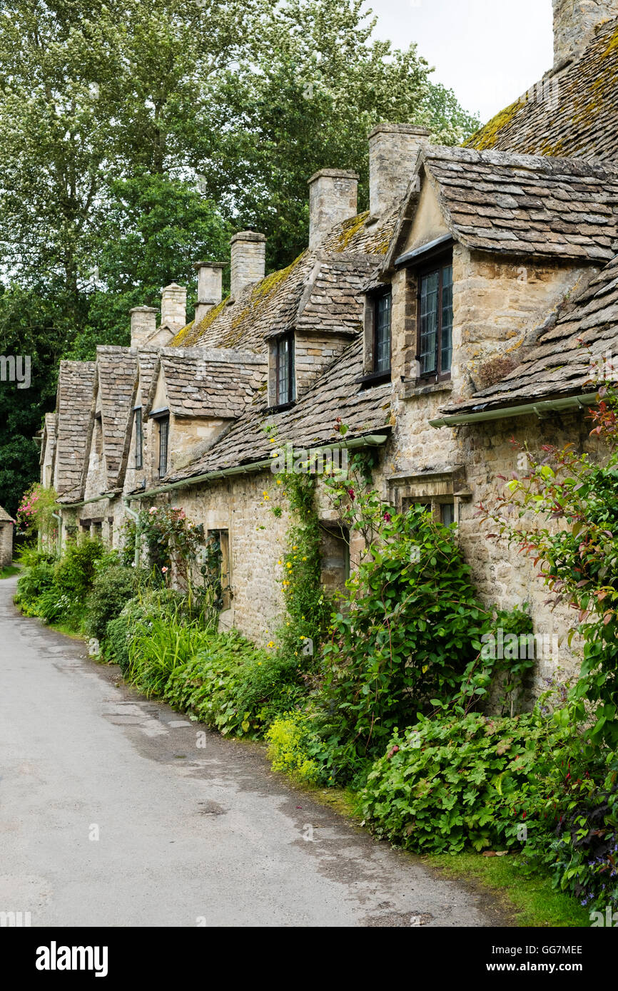 Arlington historique ligne d'anciens tisserands cottages en Bibury, Gloucestershire, Cotswolds, Angleterre Banque D'Images