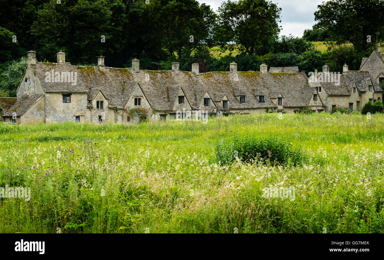 Arlington historique ligne d'anciens tisserands cottages en Bibury, Gloucestershire, Cotswolds, Angleterre Banque D'Images