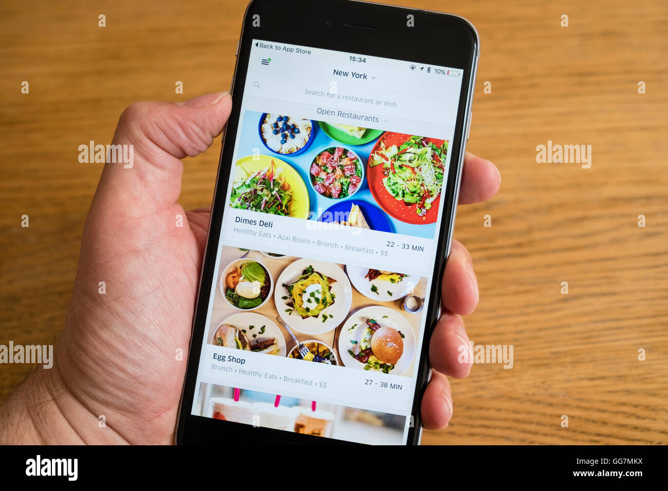 L'app pour UberEats services livraison de restaurant à New York est indiqué sur un smartphone iPhone 6 Banque D'Images