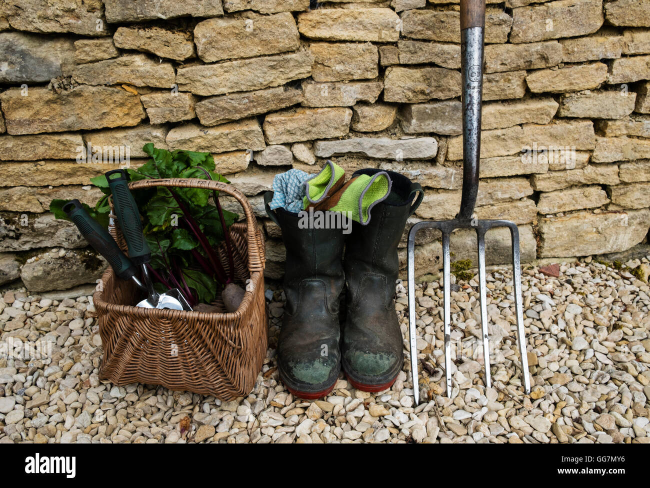 Détail de l'outils de jardiniers et les bottes dans un jardin anglais Banque D'Images