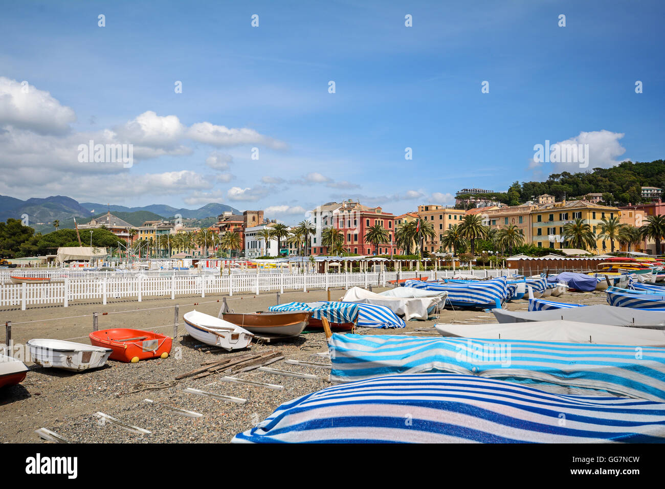 Sestri Levante, la Ligurie : Mer avec la vieille ville et à la plage Baia delle Favole - Baie de l'Univers imaginaire, Italie Europe Banque D'Images