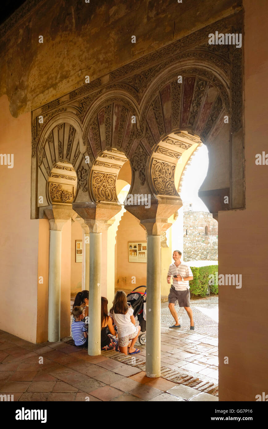 Cour intérieur avec des arcs en fer à cheval arabe mauresque, l'Alcazaba, Malaga, Andalousie, espagne. Banque D'Images