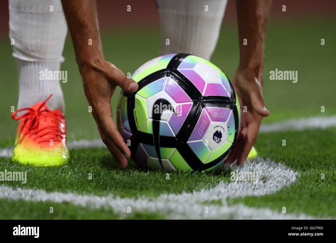 Un Espanyol joueur place la nouvelle chaussure Nike Ordem 2016-2017 Premier  League match ball dans le coin pendant le match de pré-saison au St Mary's  Stadium, Southampton Photo Stock - Alamy