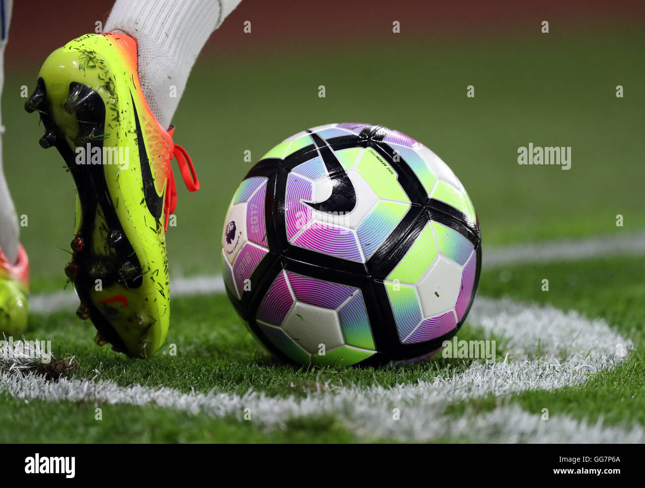 Une vue de la nouvelle chaussure Nike Ordem 2016-2017 Premier League match  ball dans le coin pendant le match de pré-saison au St Mary's Stadium,  Southampton Photo Stock - Alamy