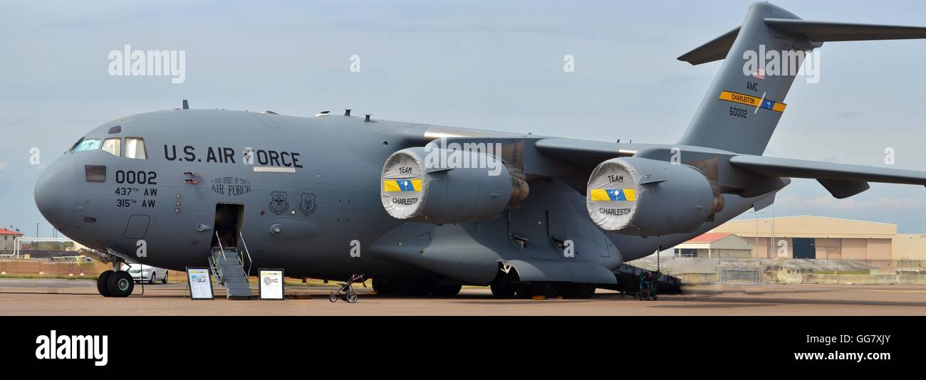 Air Force C-17 Globemaster III sur la piste d'un avion cargo Banque D'Images