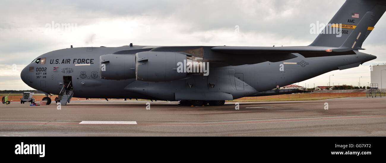 Air Force C-17 Globemaster III sur la piste d'un avion cargo Banque D'Images