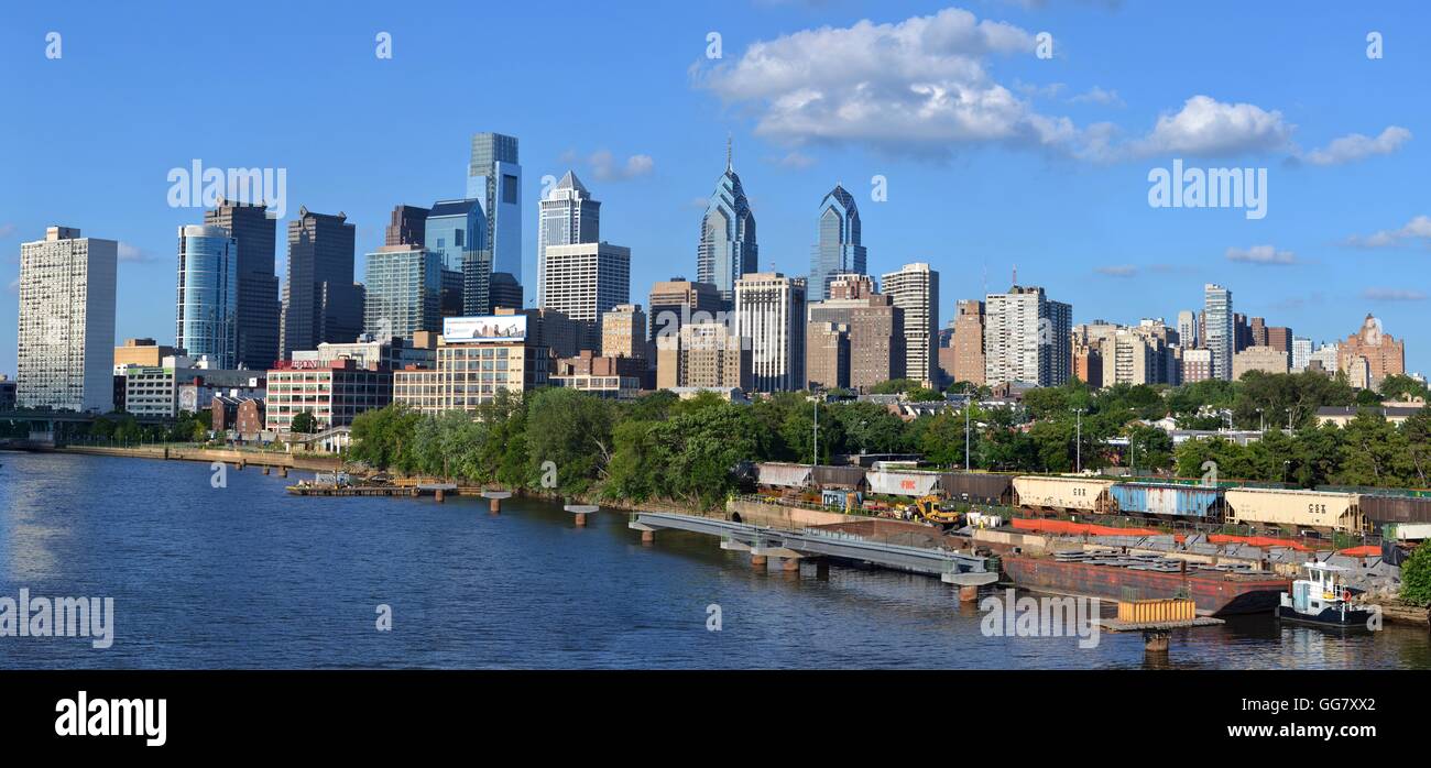 Skyline de Philadelphie, Pennsylvanie, surplombant la rivière Schuylkill. Banque D'Images