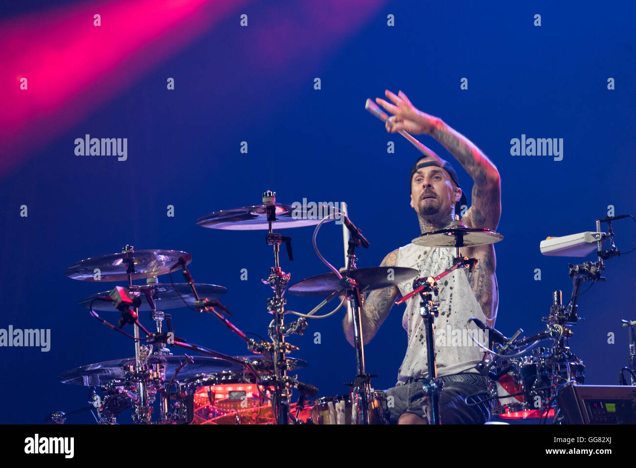 Travis Barker, batteur de Blink-182, fonctionne à l'énergie Gexa Pavilion Vendredi, 29 juillet 2016. Banque D'Images
