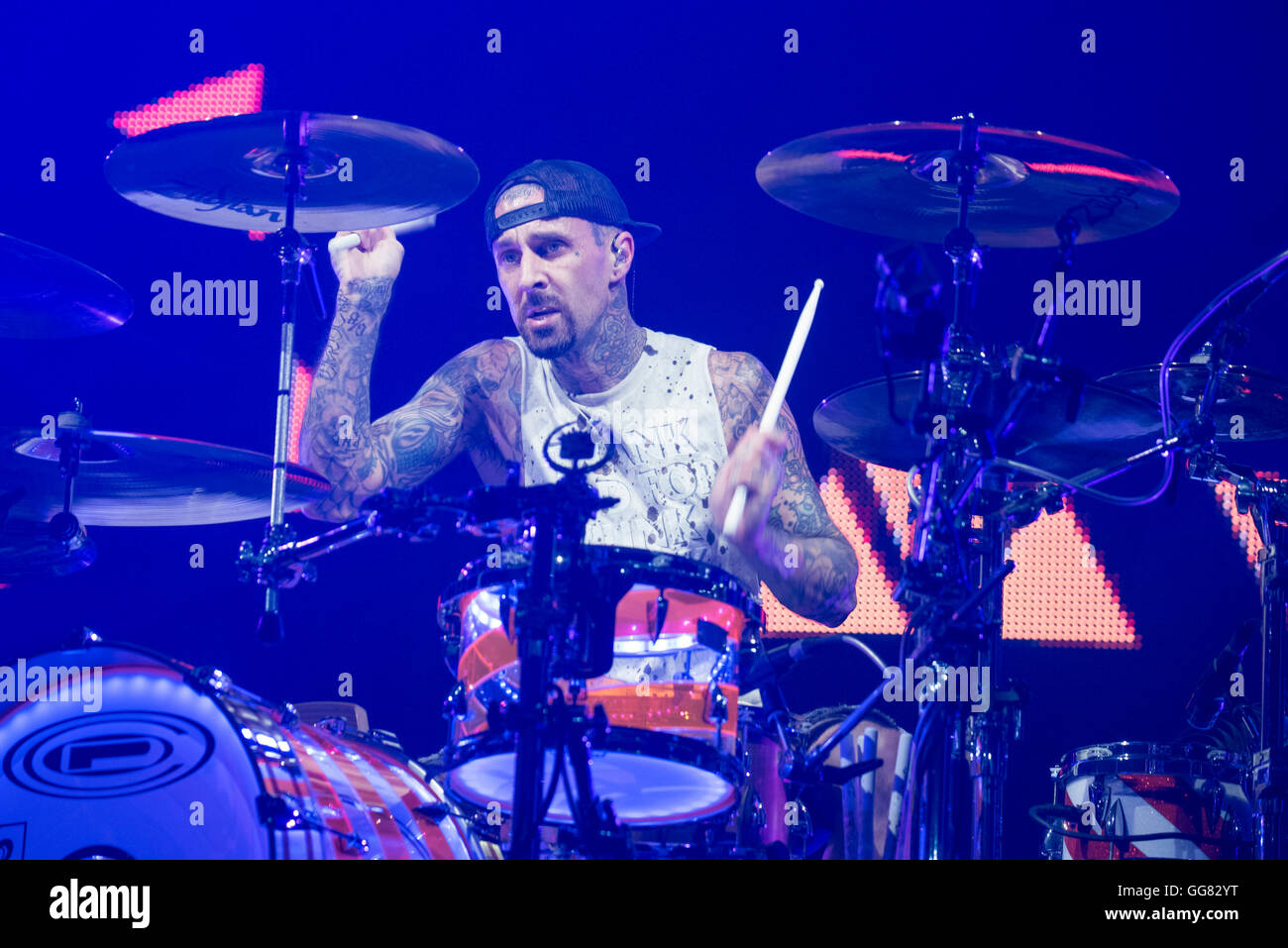 Travis Barker, batteur de Blink-182, fonctionne à l'énergie Gexa Pavilion Vendredi, 29 juillet 2016. Banque D'Images Travis Barker, batteur de Blink-182, fonctionne à l'énergie Gexa Pavilion Vendredi, 29 juillet 2016. Banque D'Images