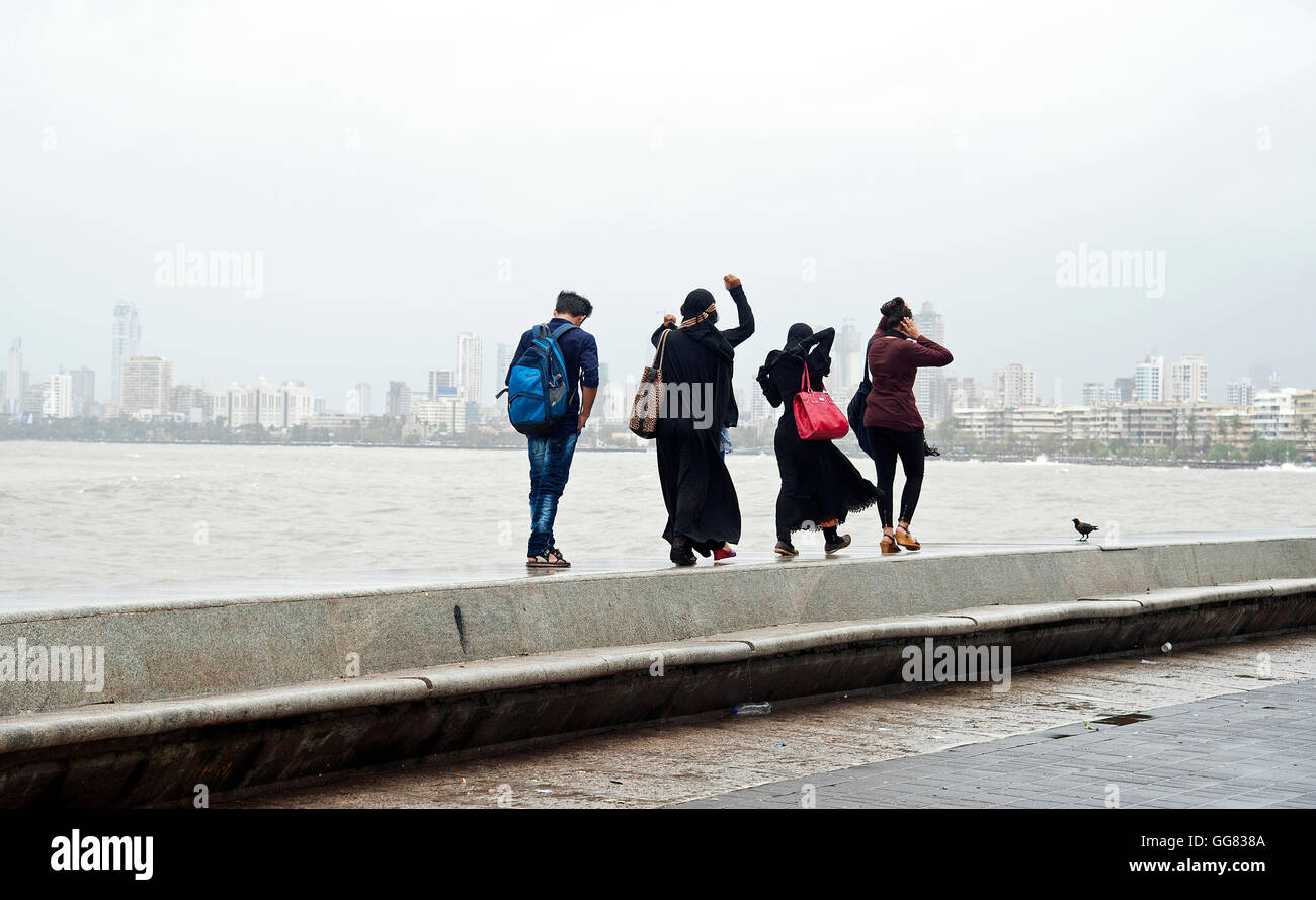 L'image d'à Marine Drive en face de la mer, de la Mousson à Mumbai, Inde Banque D'Images