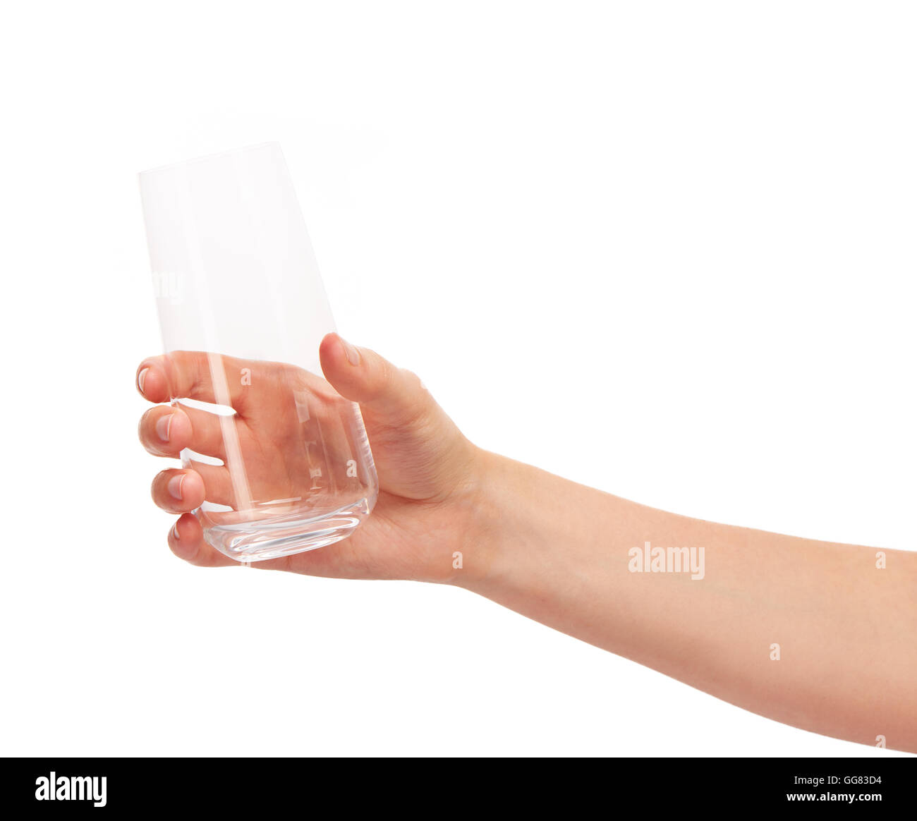 Close up of female hand holding transparent propre vide verre contre l'arrière-plan blanc. Chemin de détourage inclus Banque D'Images