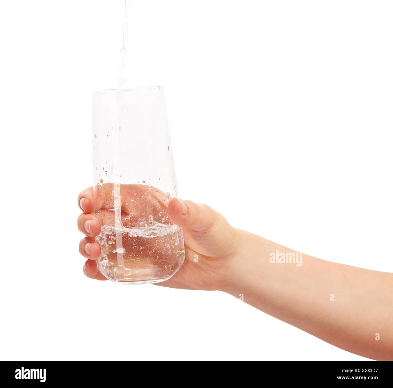 Verser dans de l'eau potable en verre plein la main de femme isolé sur fond blanc. Chemin de détourage pour bordure en verre inclus. Banque D'Images