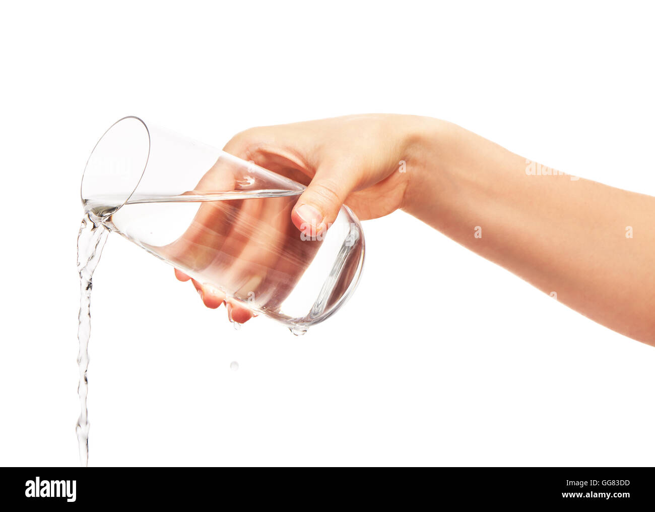 Verser de l'eau potable en verre plein la main de femme isolé sur fond blanc. Chemin de détourage pour bordure en verre inclus. Banque D'Images