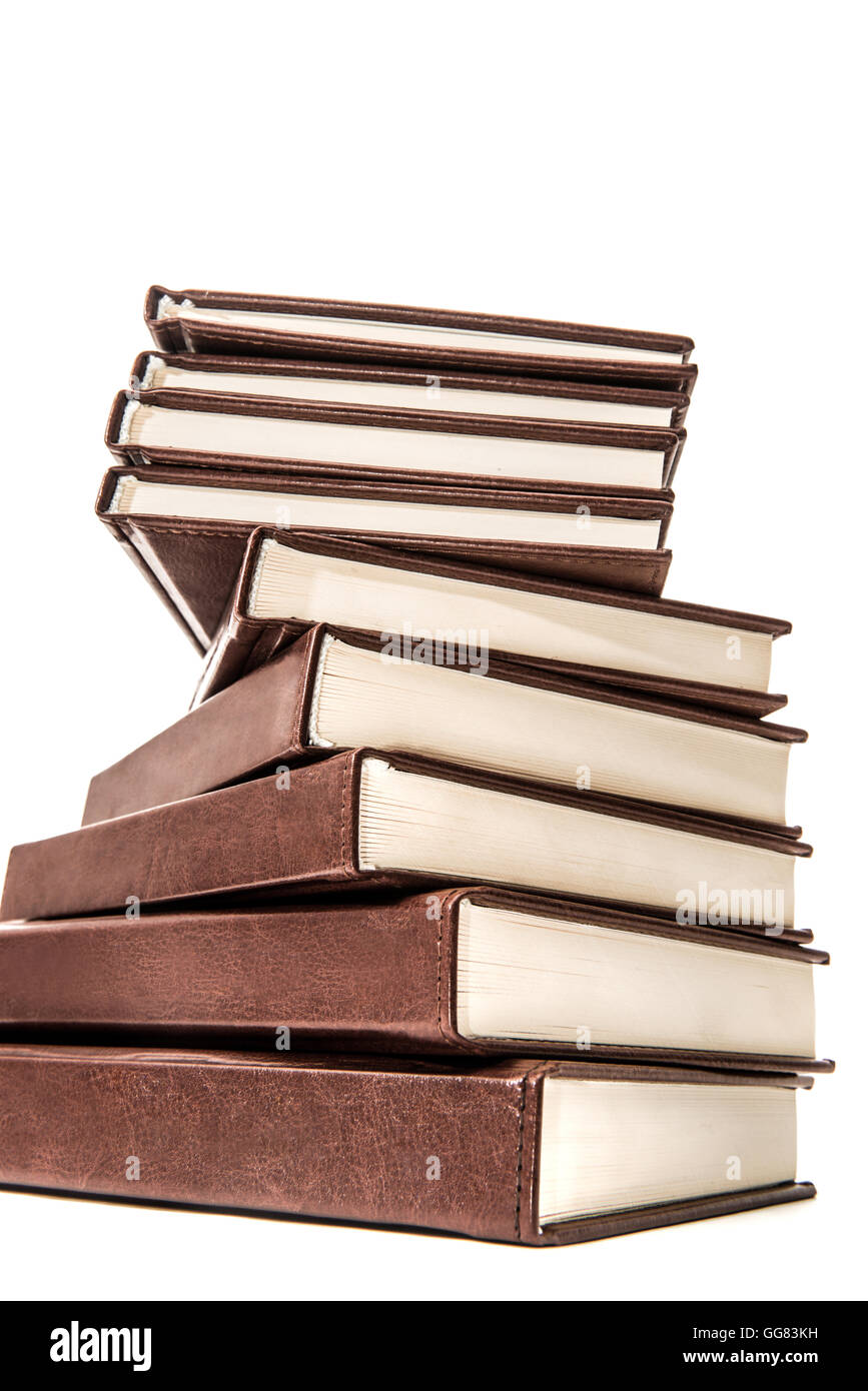 Pile de vieux livres anciens isolé sur fond blanc Banque D'Images