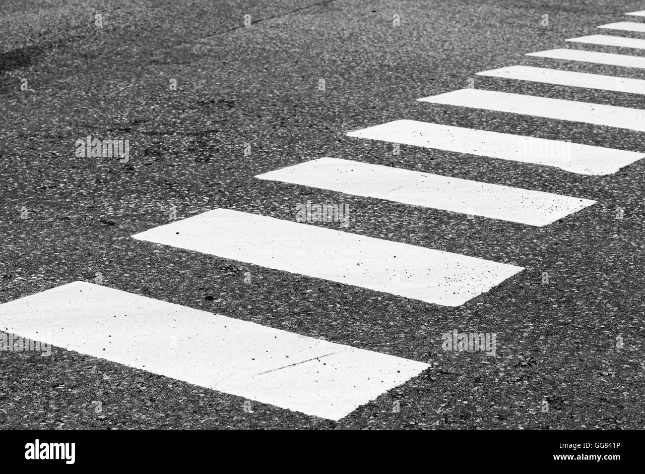 Passage pour piétons, signalisation des zèbres, des rectangles blancs sur asphalte gris, photo avec selective focus Banque D'Images