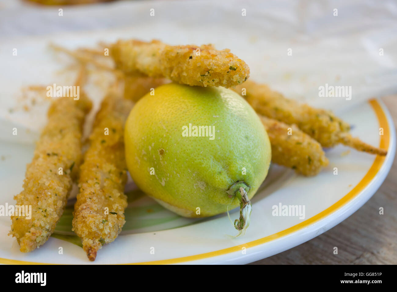 Brochettes de poisson pané Banque D'Images