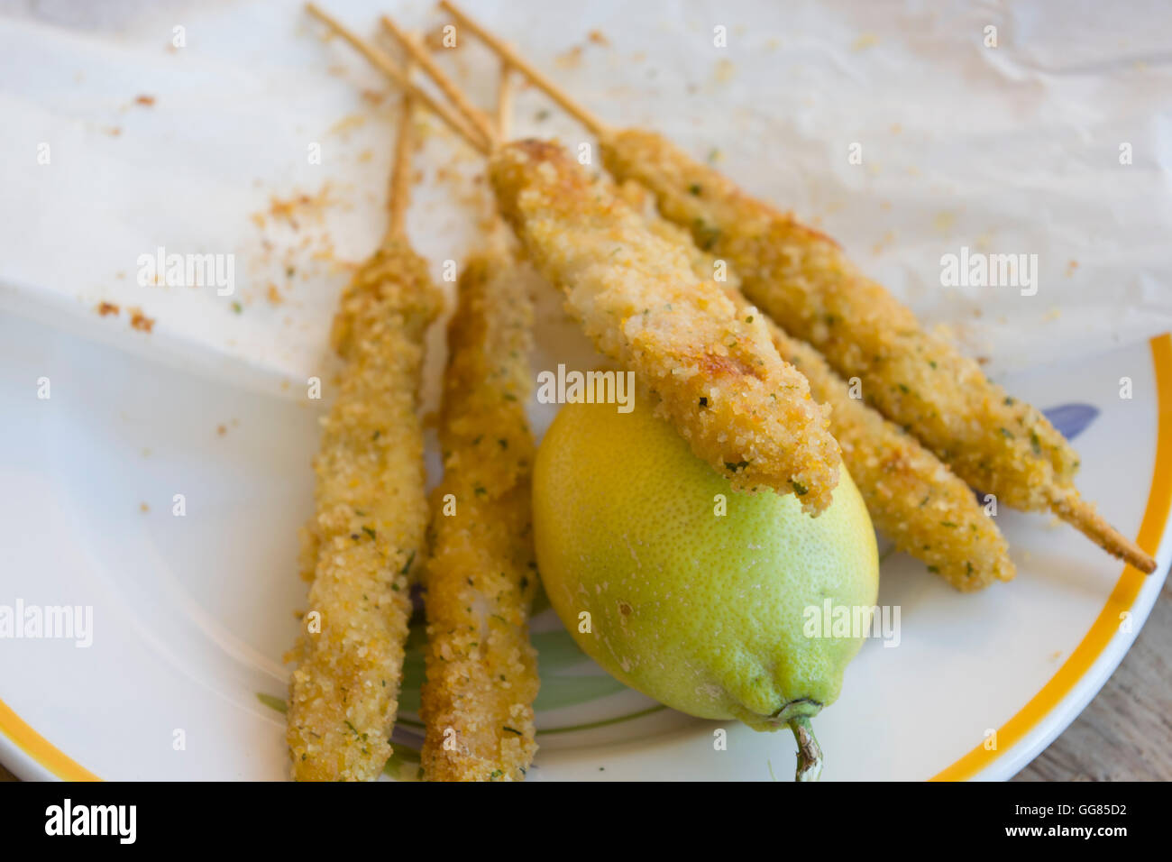 Brochettes de poisson pané Banque D'Images