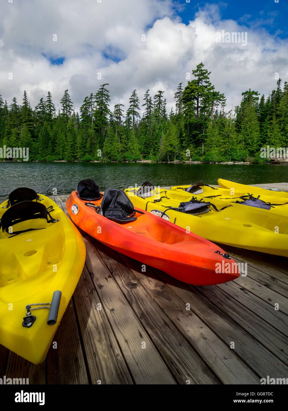 Kayaks stockés sur un quai en bois à Lost Lake dans l'Oregon. Banque D'Images