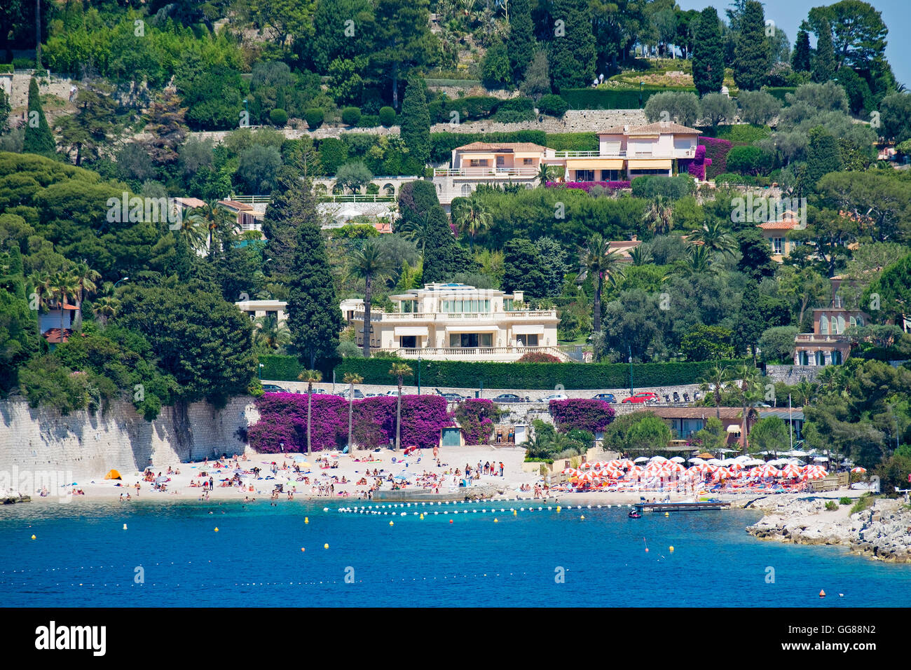 Maisons et appartements donnant sur une plage à Villefranche-sur-mur sur la Côte d'Azur en France Banque D'Images