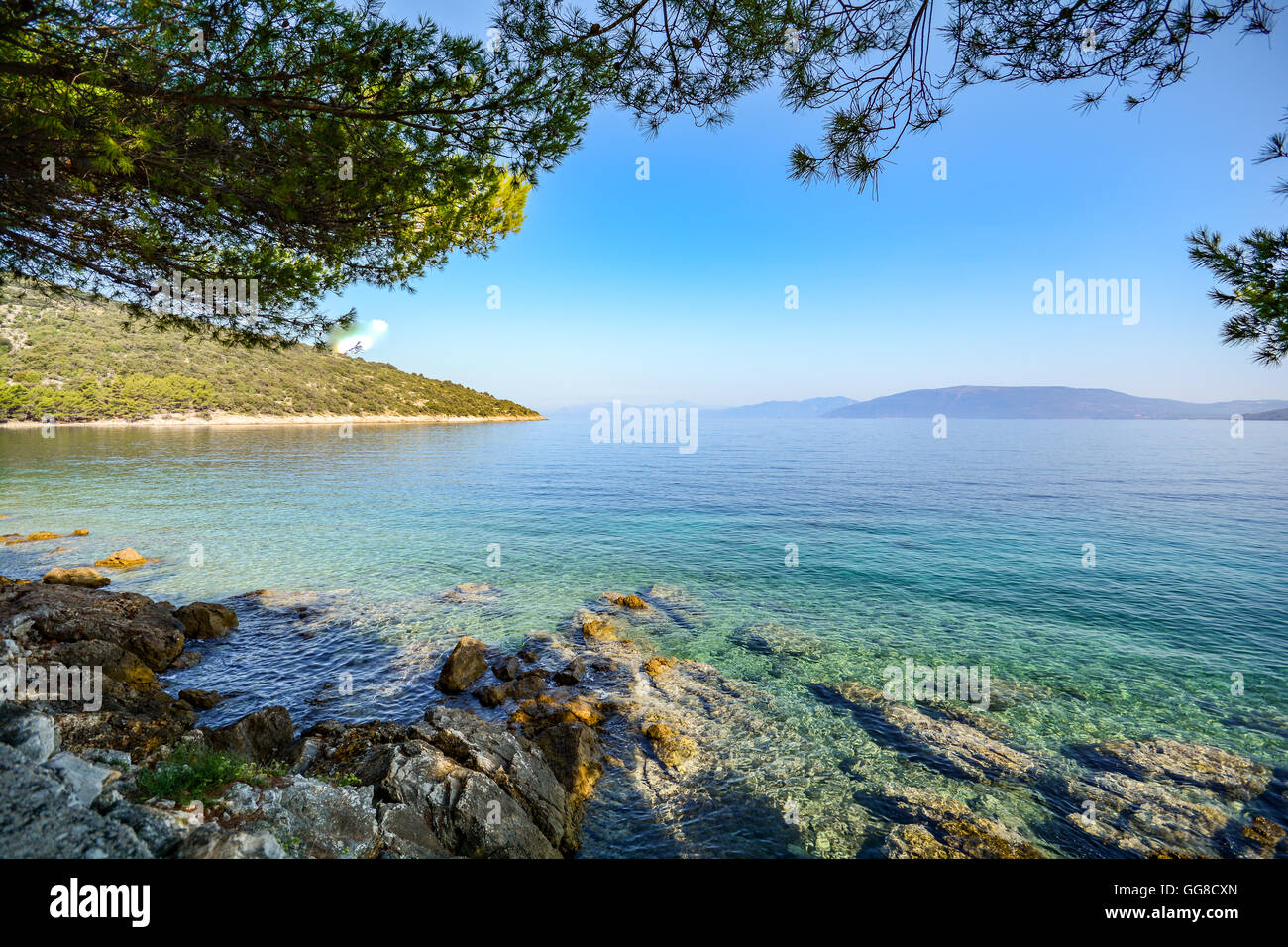 L'île de Cres, Istrie Croatie : vue depuis la promenade de la plage de la mer adriatique près de Valun Banque D'Images