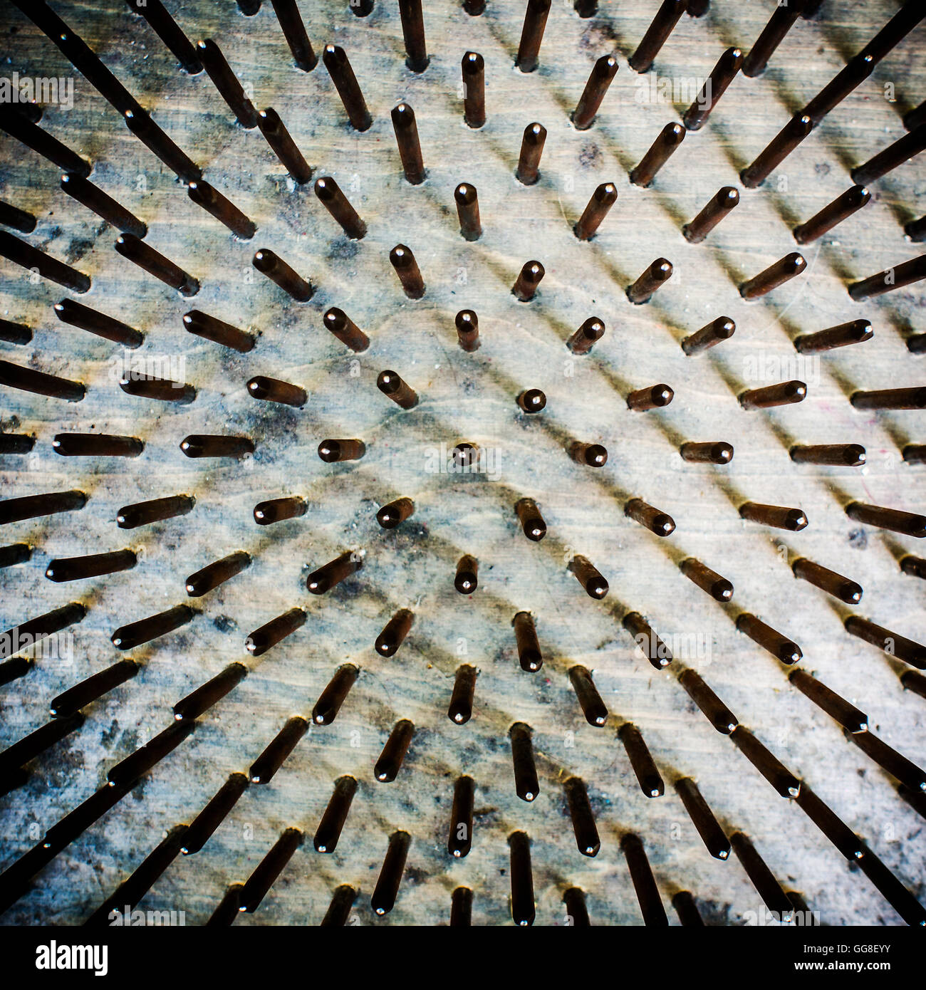De nombreux clous en acier inoxydable formant le lit de fakir, photo prise  d'en haut Photo Stock - Alamy