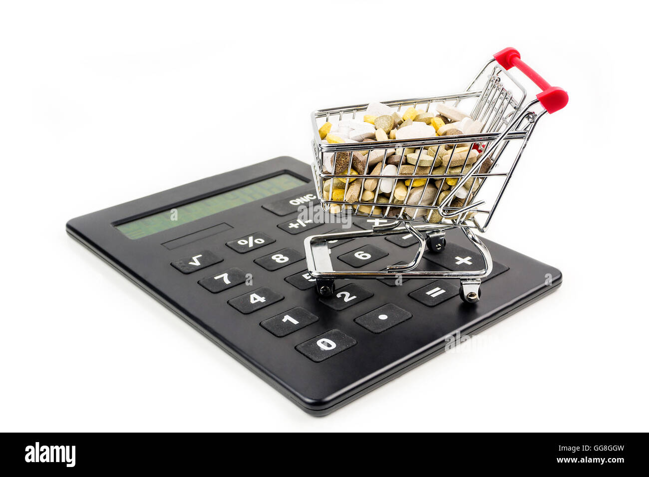 Panier plein de suppléments de vitamine portant sur calculatrice big black on white background Banque D'Images
