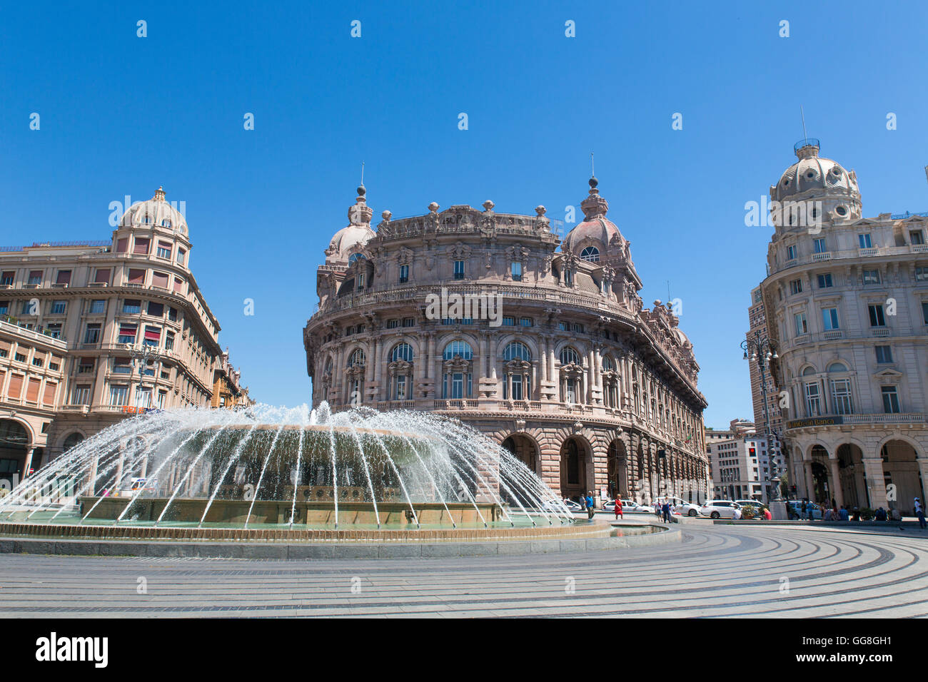 Fontaine à la place de Ferrari à Gênes, en Italie avec le siège de la Région Ligurie bâtiment en arrière-plan, Italie Banque D'Images