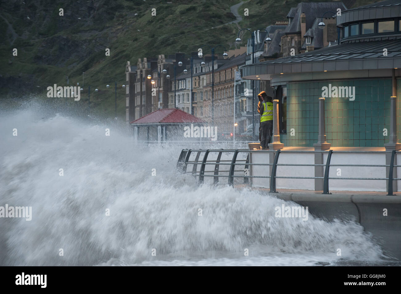 Aberystwyth, Ceredigion, West Wales, UK. 3 Août, 2016. Météo France : Des vents forts avec des rafales à 41 noeuds a frappé la côte ouest du pays de Galles et d'Aberystwyth, combiné avec un plus haut que la marée basse apporte vagues se briser sur le front. Credit : Photographie vétéran/Alamy Live News Banque D'Images
