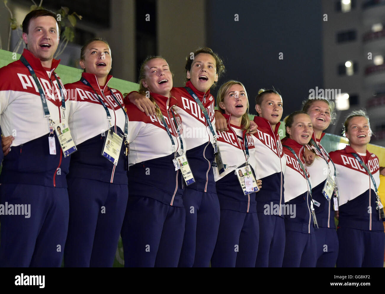 Rio de Janeiro, Brésil. 3e août 2016. Les membres de la délégation de la Russie assister à la cérémonie de lever du drapeau au Village Olympique de Rio de Janeiro, Brésil, le 3 août 2016. © Yue Yuewei/Xinhua/Alamy Live News Banque D'Images