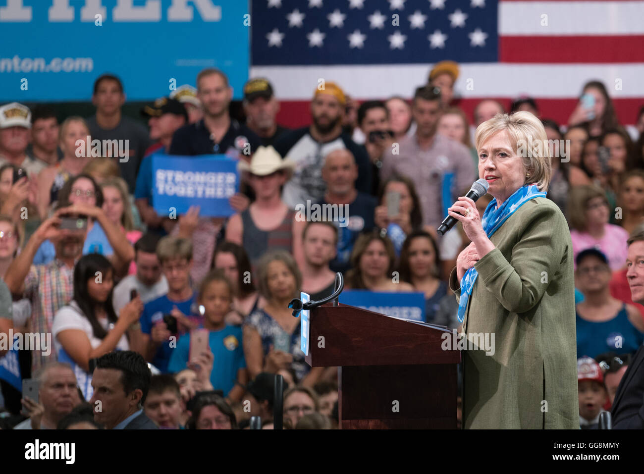 Commerce City, au Colorado, USA. 3 Août, 2016. Candidat à la présidence démocrate Hillary Clinton fait campagne à Commerce City, au Colorado. Hickenlooper gouverneur aussi sur scène. Credit : Jensen Sutta/Alamy Live News Banque D'Images