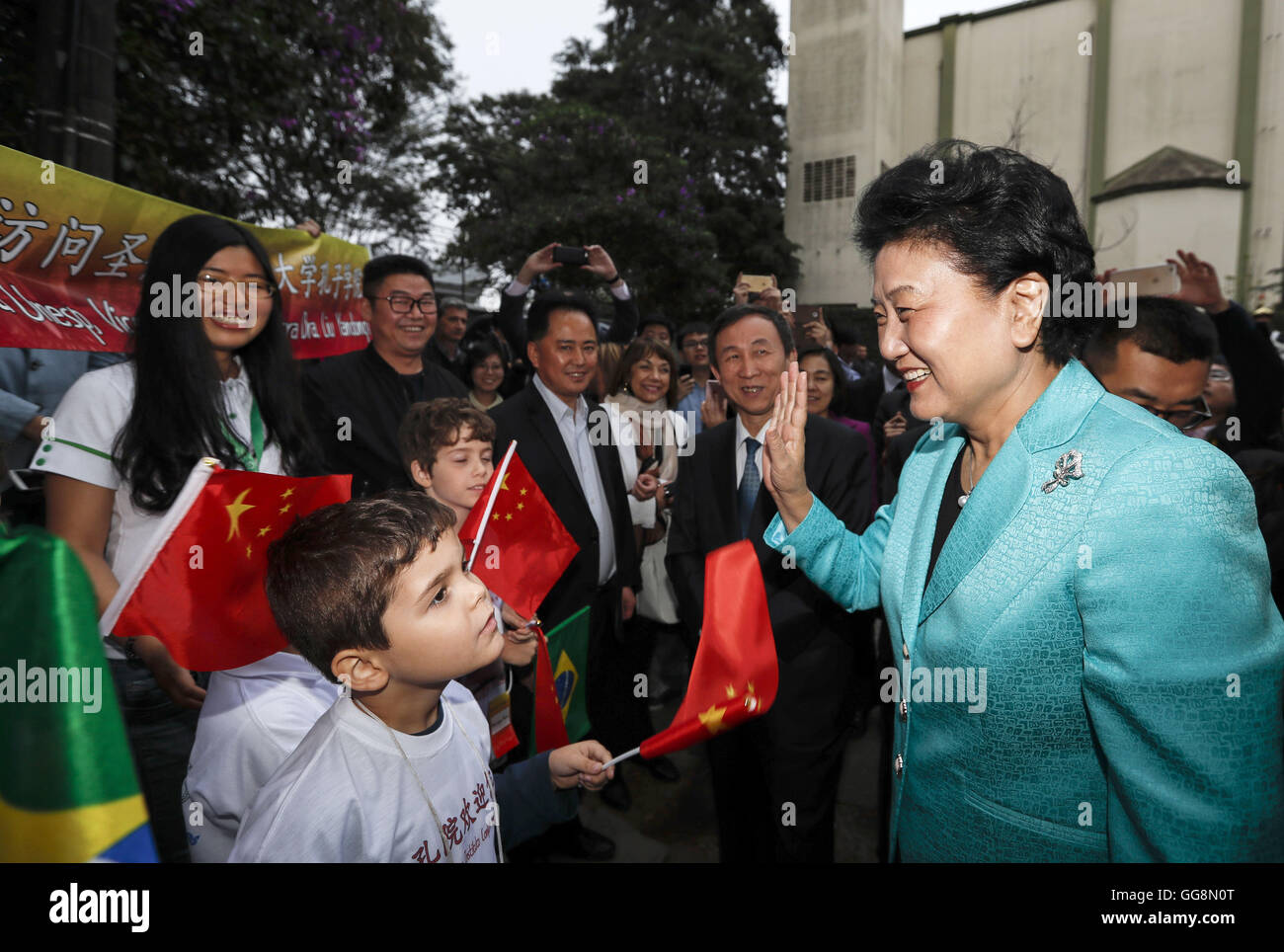 Sao Paulo, Brésil. 3e août 2016. Le vice-premier ministre chinois Liu Yandong (R) des visites de l'Institut Confucius à l'Université de l'État de Sao Paulo à Sao Paulo, Brésil, 3 août 2016. © Han Yan/Xinhua/Alamy Live News Banque D'Images