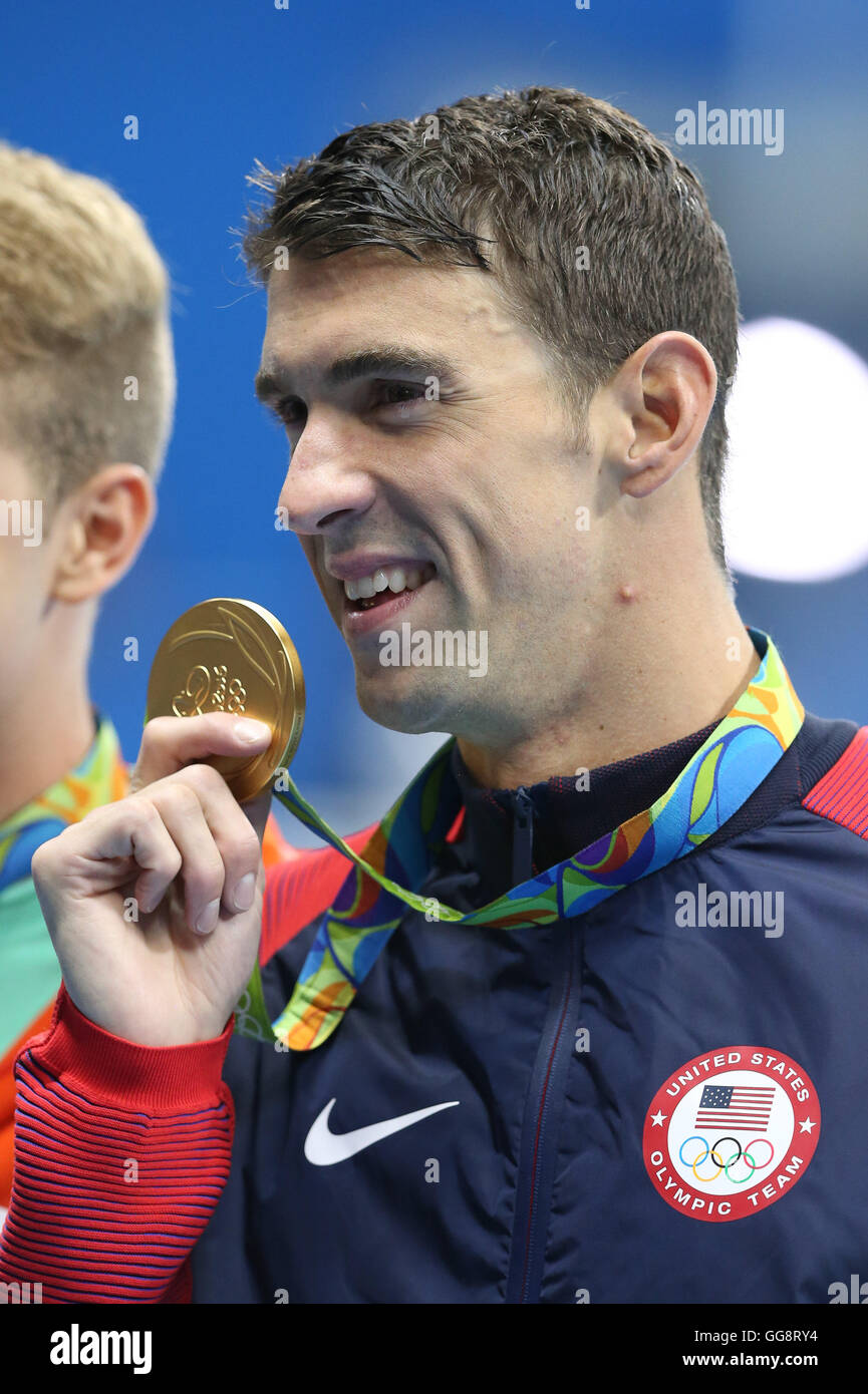 Rio de Janeiro, Rio de Janeiro, Brésil. 9 Août, 2016. Le nageur Michael Phelps, de l'United States célèbre remportant la médaille d'or au 200m papillon hommes dans les Jeux Olympiques de 2016 au Parc olympique, en fin de soirée mardi. C'est l'or olympique 20 Phelps. Credit : Geraldo Bubniak/ZUMA/Alamy Fil Live News Banque D'Images