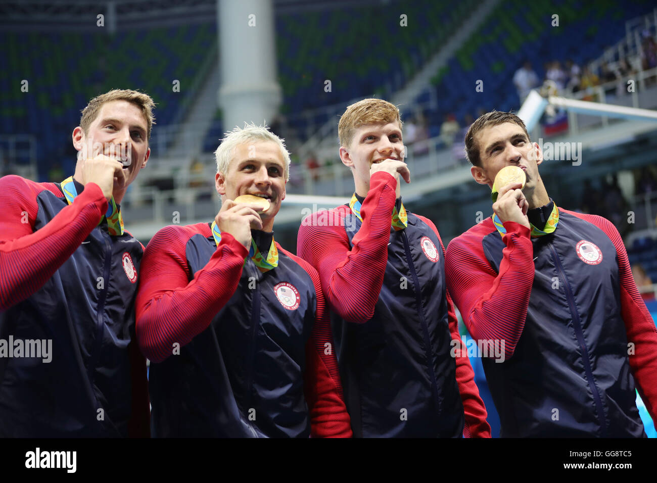 Rio de Janeiro, Brésil. 9 Août, 2016. Les médaillés d'or Conor Dwyer, Ryan Lochte, Townley Haas et Michael Phelps des USA mordent les médailles d'or lors de la cérémonie de remise des médailles de la Men's 4 x 200m nage libre finale du relais de l'épreuves de natation au cours de la Rio Jeux Olympiques de 2016 aux Jeux Olympiques d'Aquatics Stadium à Rio de Janeiro, Brésil, 9 août 2016. Photo : Michael Kappeler/dpa/Alamy Live News Banque D'Images