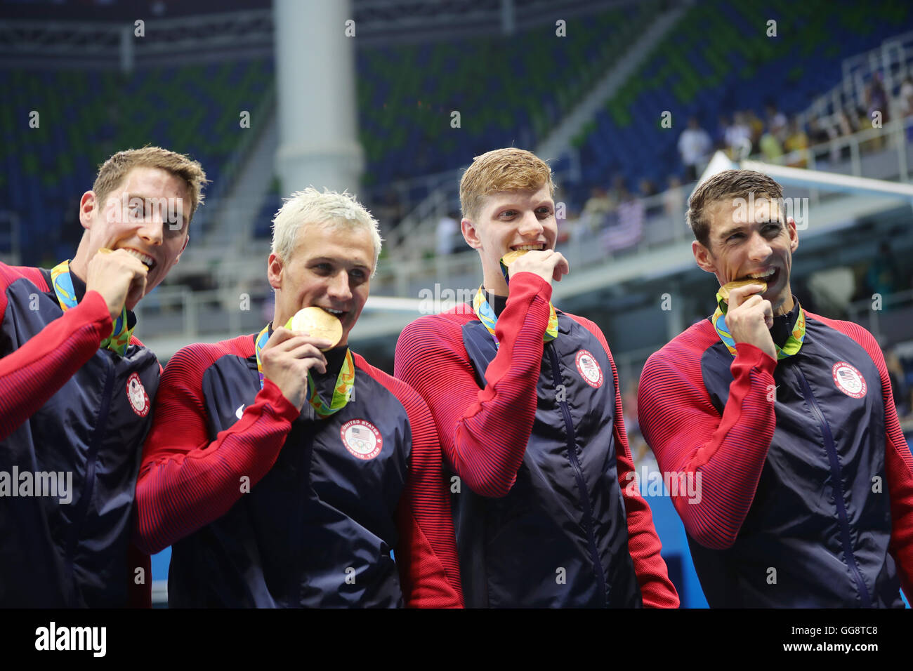 Rio de Janeiro, Brésil. 9 Août, 2016. Les médaillés d'or Conor Dwyer, Ryan Lochte, Townley Haas et Michael Phelps des USA mordent les médailles d'or lors de la cérémonie de remise des médailles de la Men's 4 x 200m nage libre finale du relais de l'épreuves de natation au cours de la Rio Jeux Olympiques de 2016 aux Jeux Olympiques d'Aquatics Stadium à Rio de Janeiro, Brésil, 9 août 2016. Photo : Michael Kappeler/dpa/Alamy Live News Banque D'Images