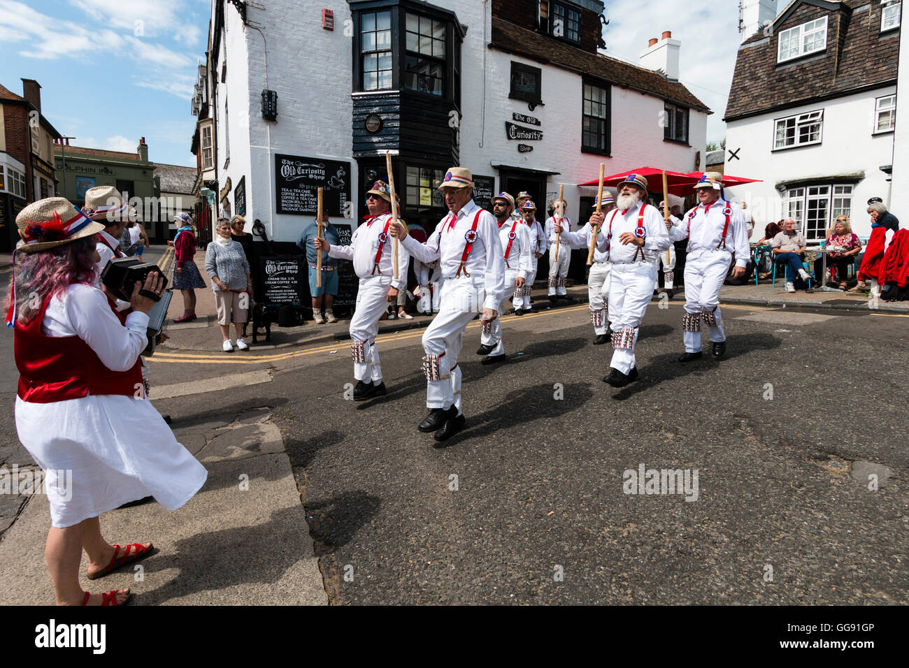 Broadstairs Folk Semaine. Danse folklorique traditionnel anglais, Hartley Morris dancing côté polonais, et en style, en dehors de la Cotswold Old Curiosity Shop Banque D'Images