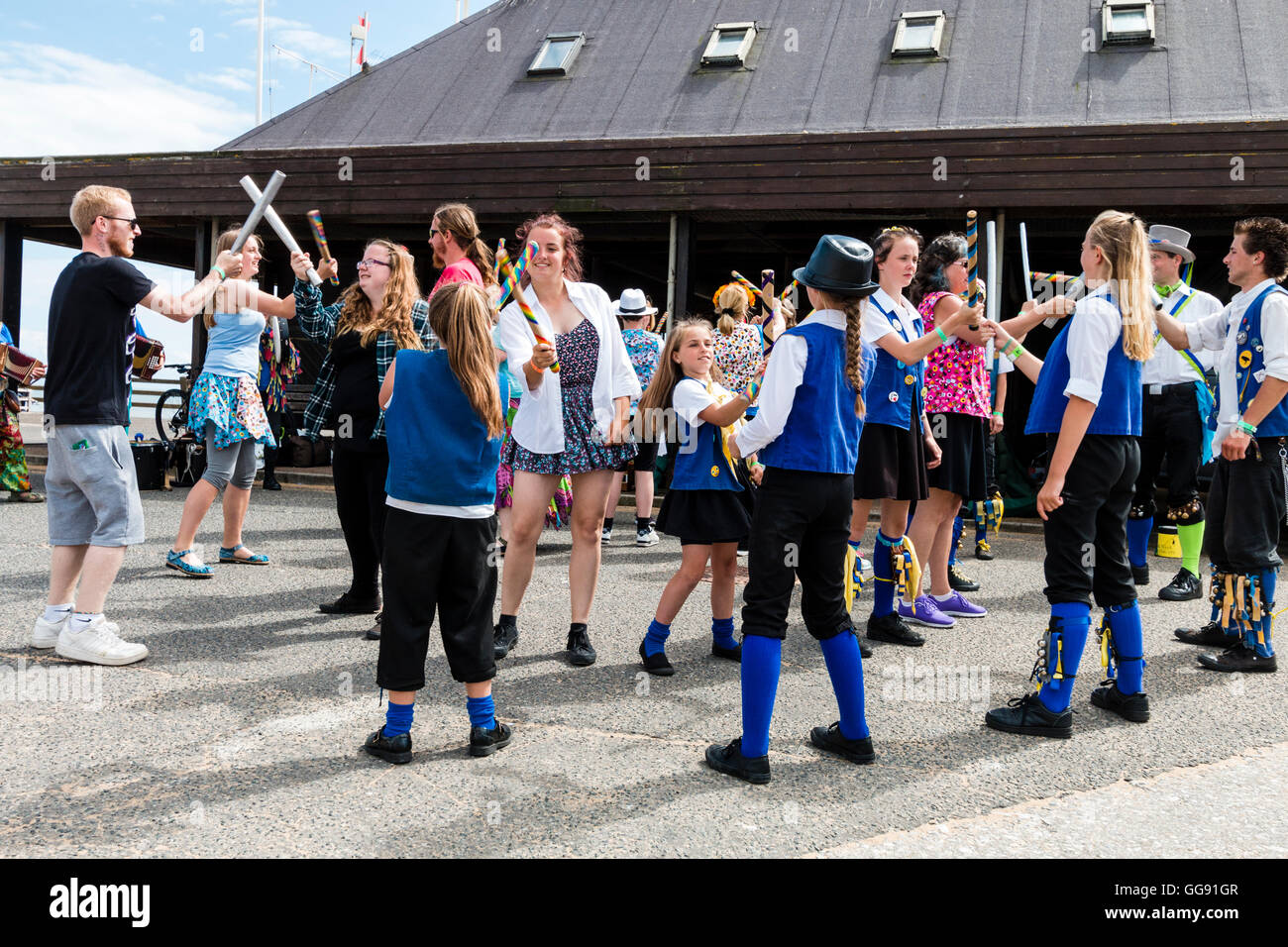 Les femmes, les deux côtés de Morris et les membres du public, la danse La danse 'gun' avec du personnel comme les canons, tandis que sur jetée du port de Broadstairs. Banque D'Images