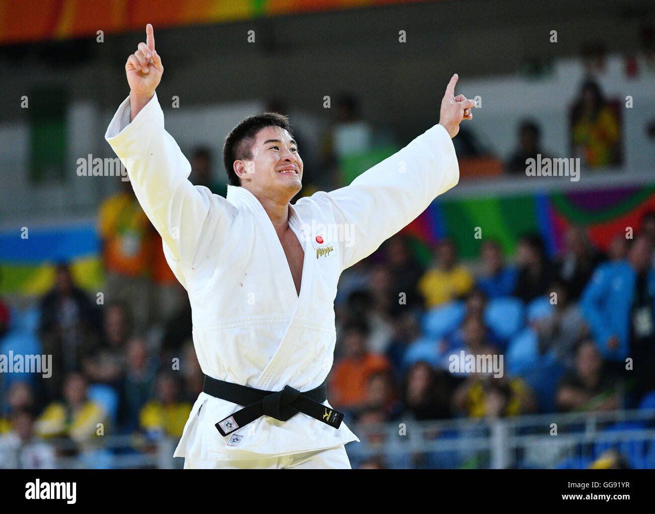 Rio de Janeiro, Brésil. 10 août, 2016. Mashu Baker (blanc) du Japon célèbre après son combat contre Fedot Liparteliani de Géorgie au cours de l'Hommes -90 kg médaille d'or du concours événement Judo aux Jeux Olympiques d'arène 2 Carioca à Rio de Janeiro, Brésil, le 10 août 2016. Mashu Baker a remporté la médaille d'or. Photo : Lukas Schulze/dpa/Alamy Live News Banque D'Images