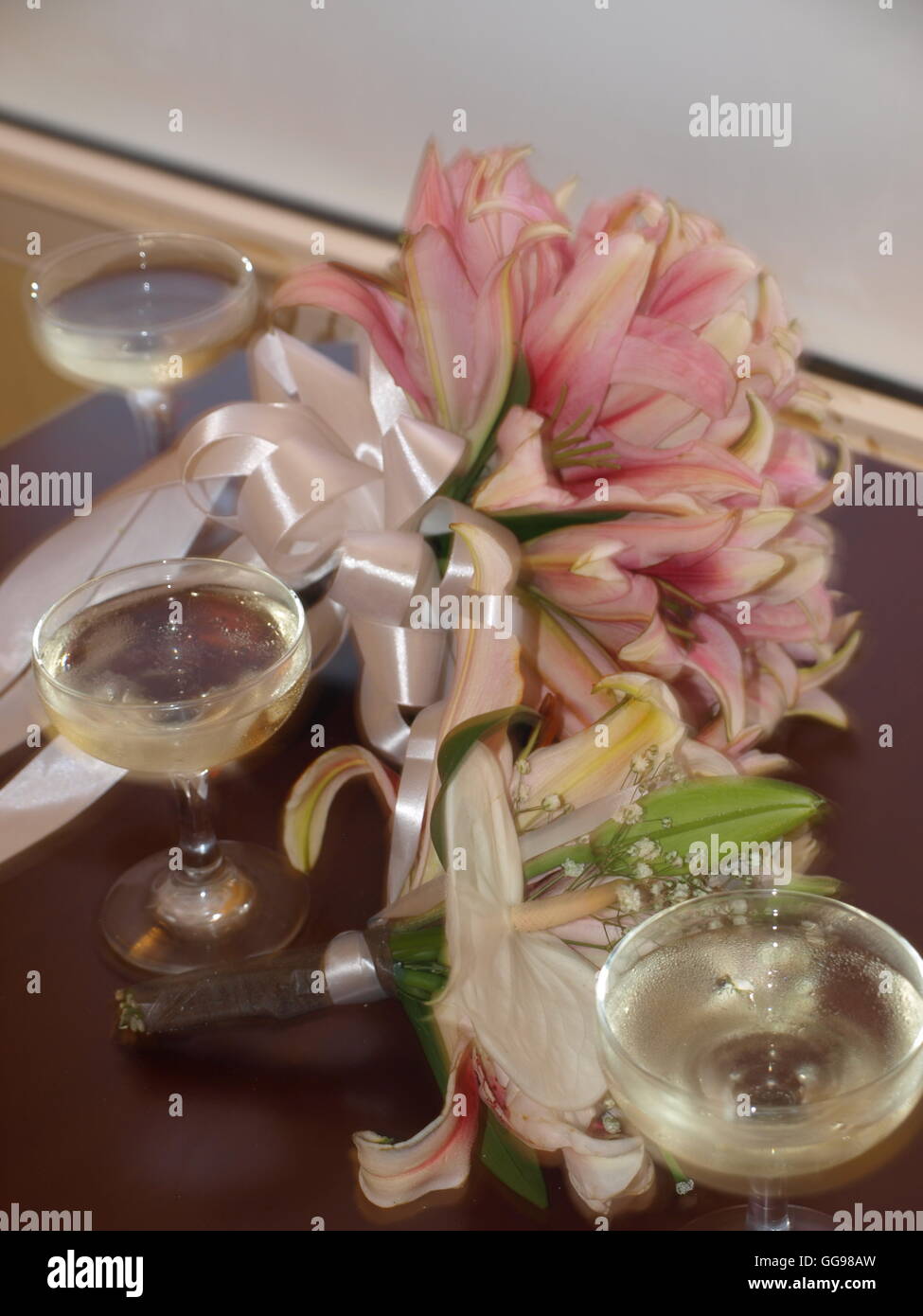 Lily mariage bouquet et verres de champagne se sont réunis sur une table Banque D'Images