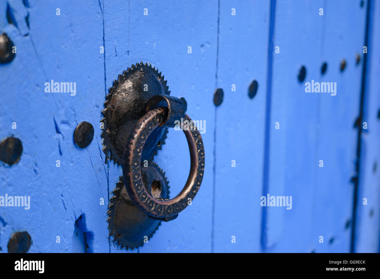 Doorknocker sur une porte bleue, Chefchaouen, Maroc Banque D'Images