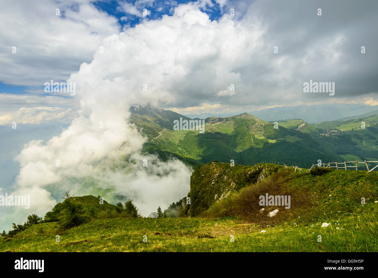 Formant des nuages sur le sommet du Monte Baldo dans les Alpes italiennes près de Malcesine sur la rive orientale du lac de Garde Banque D'Images