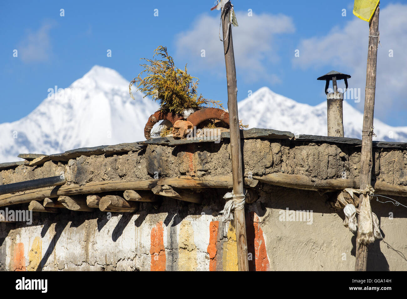 Sur le crâne de Ram toit de maison dans la région de Mustang inférieur au Népal Banque D'Images