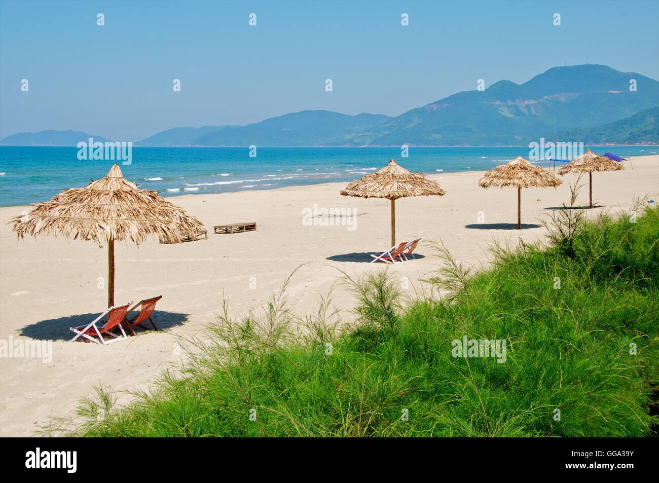 Belle, plage déserte à Lang Co au Vietnam Banque D'Images