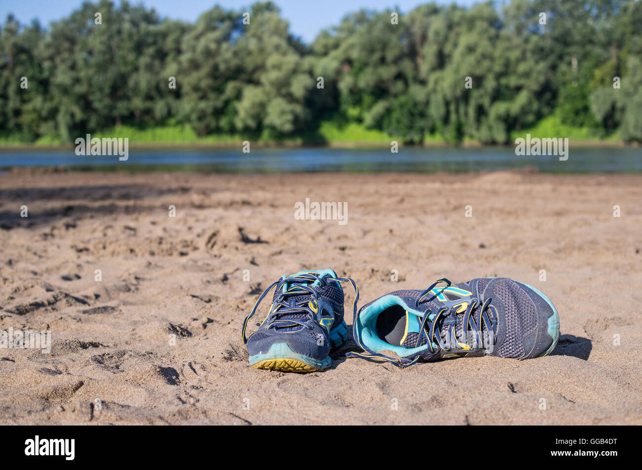 Des chaussures de course se trouvant sur la plage de sable. Banque D'Images