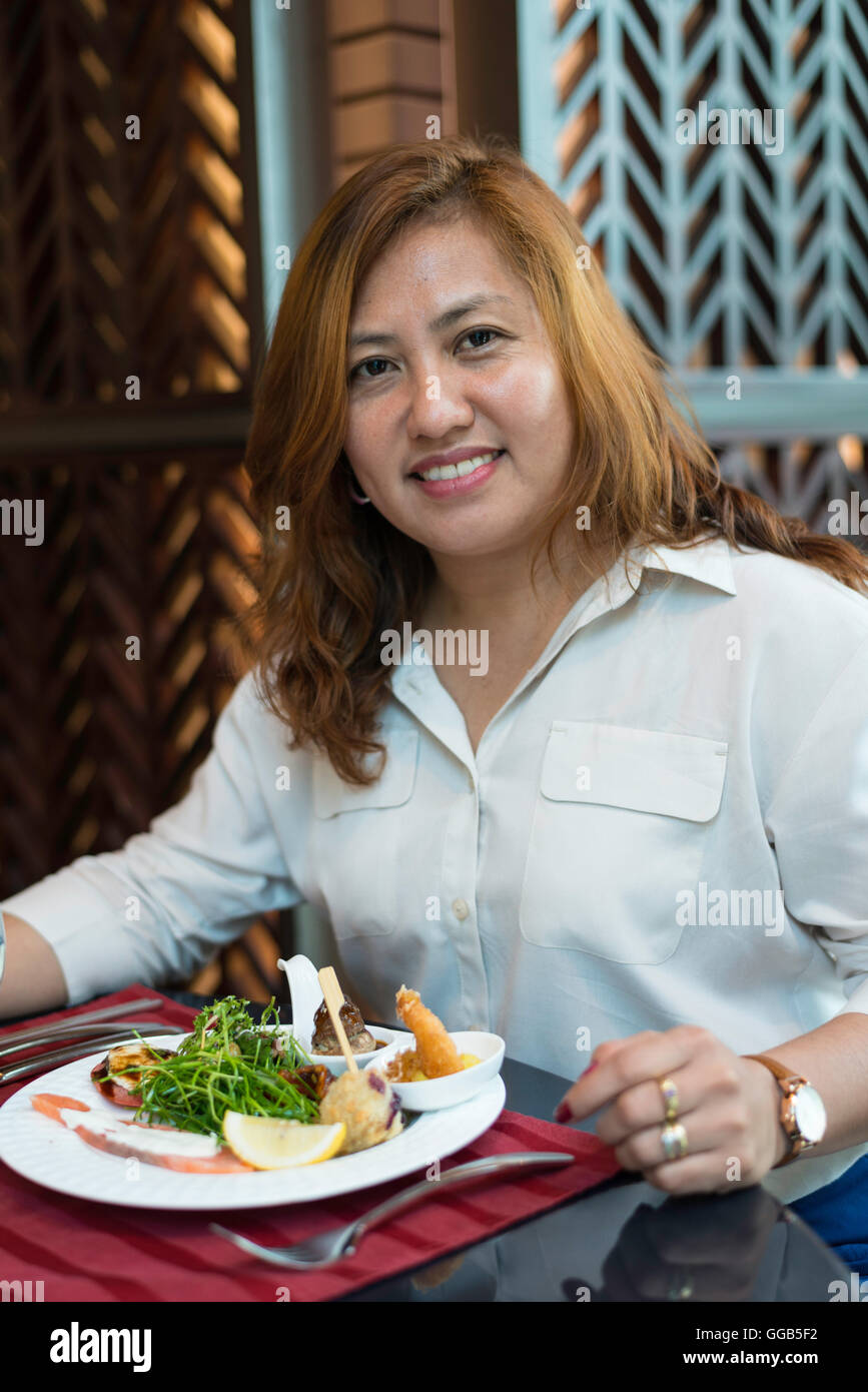 Avec un repas de jeune fille Banque D'Images