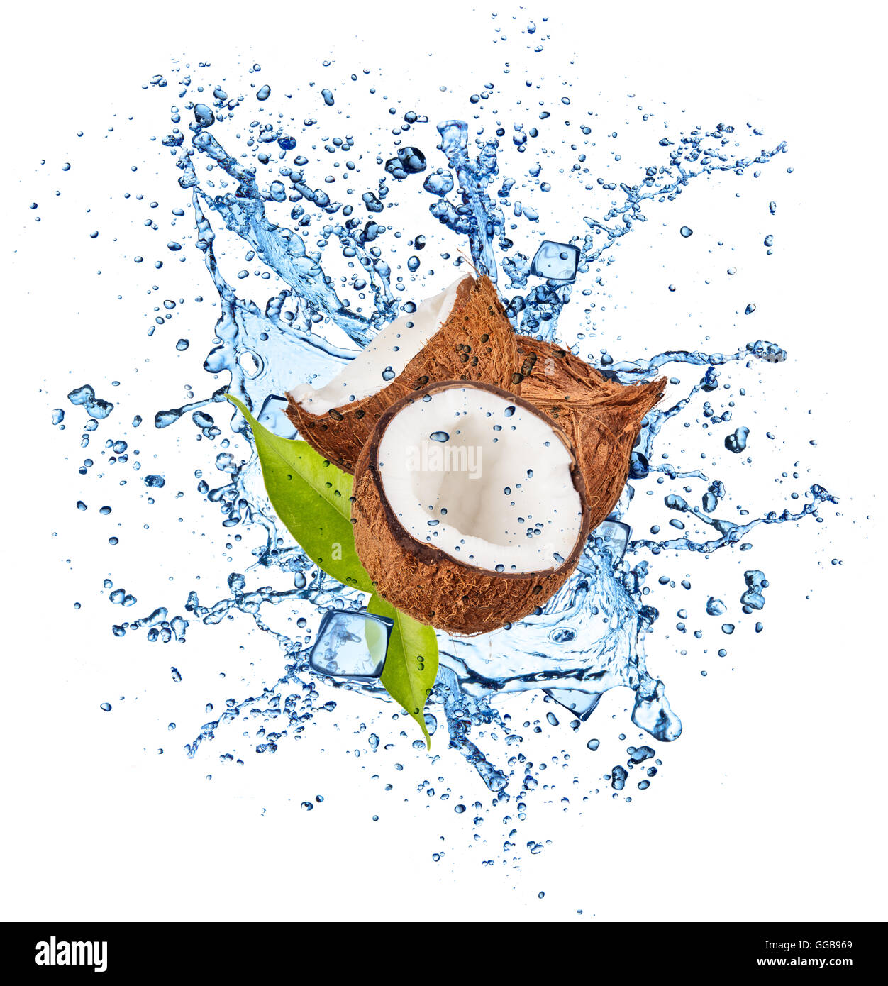 Morceaux de noix de coco dans les éclaboussures d'eau et de la glace pilée, isolé sur fond blanc Banque D'Images