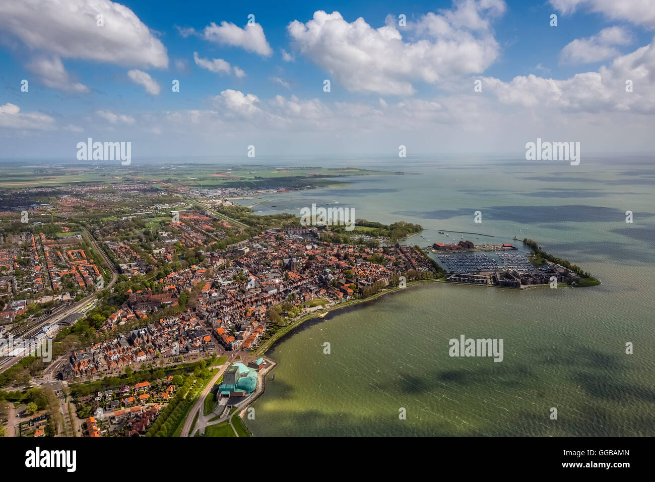 Vue aérienne, Hoorn avec marina, port de plaisance, quai au lac Markermeer Berkhout, North Holland Netherlands, Europe, vue aérienne, Banque D'Images